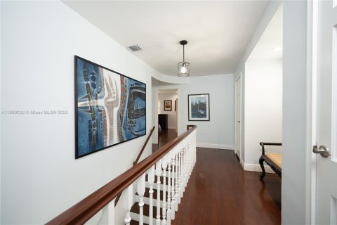 House in Miami, Florida 4 bedrooms, 305.65 sq.m. № 1741365 - photo 30