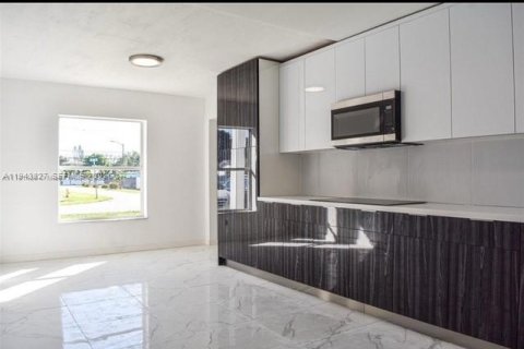 Casa en venta en Miami, Florida, 3 dormitorios, 157.93 m2 № 2000610 - foto 3