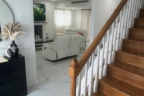 Casa en venta en Miami, Florida, 3 dormitorios, 157.93 m2 № 2000610 - foto 6