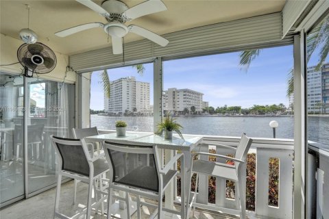 Condo à Hallandale Beach, Floride, 2 chambres  № 2079896
