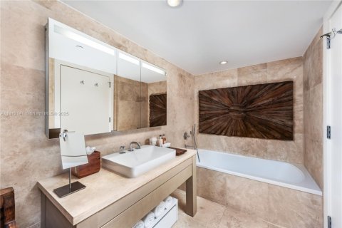 Condo in Miami Beach, Florida, 1 bedroom  № 2022984 - photo 8
