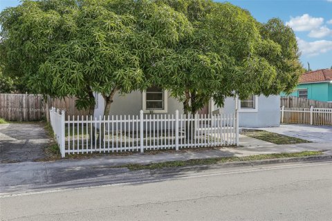 House in Fort Lauderdale, Florida 2 bedrooms, 74.32 sq.m. № 1488536 - photo 2