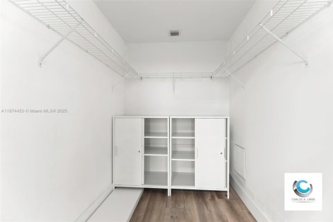 Condo in Miami, Florida, 1 bedroom  № 1925824 - photo 23