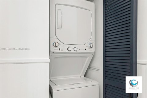 Condo in Miami, Florida, 1 bedroom  № 1925824 - photo 24