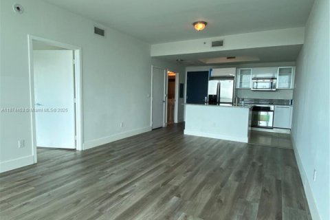 Condo in Miami, Florida, 1 bedroom  № 1925824 - photo 2