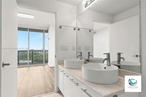 Condo in Miami, Florida, 1 bedroom  № 1925824 - photo 22