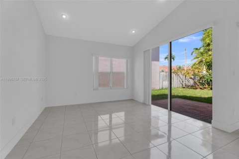 House in Doral, Florida 3 bedrooms, 182.83 sq.m. № 1985774 - photo 7