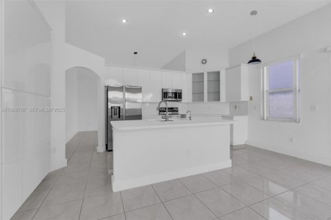 House in Doral, Florida 3 bedrooms, 182.83 sq.m. № 1985774 - photo 13