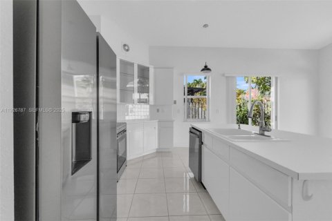 House in Doral, Florida 3 bedrooms, 182.83 sq.m. № 1985774 - photo 19