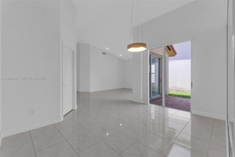 House in Doral, Florida 3 bedrooms, 182.83 sq.m. № 1985774 - photo 6