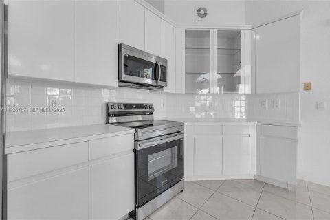 House in Doral, Florida 3 bedrooms, 182.83 sq.m. № 1985774 - photo 21