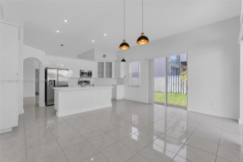 House in Doral, Florida 3 bedrooms, 182.83 sq.m. № 1985774 - photo 14