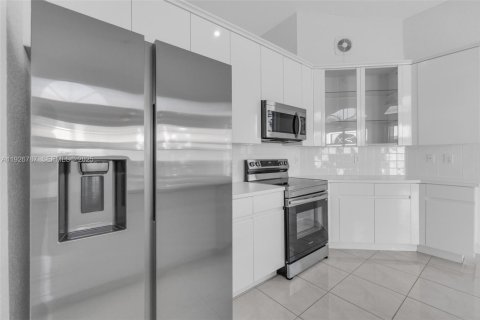 House in Doral, Florida 3 bedrooms, 182.83 sq.m. № 1985774 - photo 23