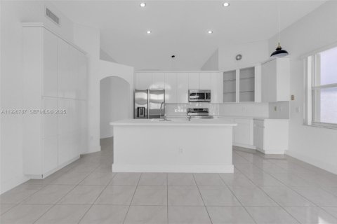 House in Doral, Florida 3 bedrooms, 182.83 sq.m. № 1985774 - photo 27