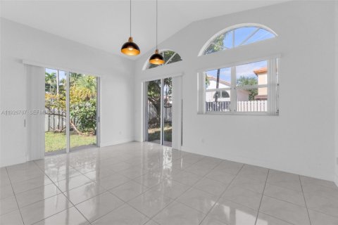 House in Doral, Florida 3 bedrooms, 182.83 sq.m. № 1985774 - photo 11