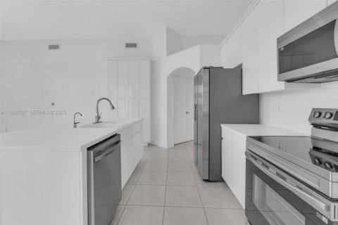 House in Doral, Florida 3 bedrooms, 182.83 sq.m. № 1985774 - photo 22