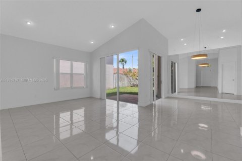 House in Doral, Florida 3 bedrooms, 182.83 sq.m. № 1985774 - photo 4