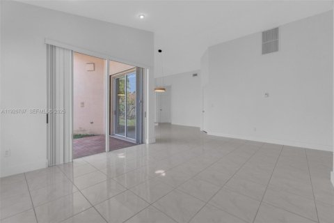 House in Doral, Florida 3 bedrooms, 182.83 sq.m. № 1985774 - photo 8