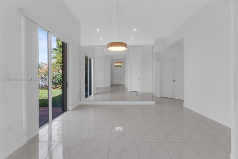House in Doral, Florida 3 bedrooms, 182.83 sq.m. № 1985774 - photo 12