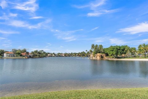 House in Doral, Florida 3 bedrooms, 182.83 sq.m. № 1985774 - photo 3