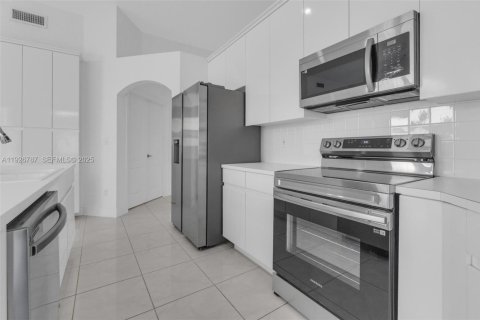 House in Doral, Florida 3 bedrooms, 182.83 sq.m. № 1985774 - photo 17