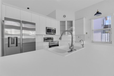 House in Doral, Florida 3 bedrooms, 182.83 sq.m. № 1985774 - photo 15