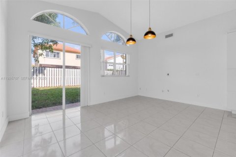 House in Doral, Florida 3 bedrooms, 182.83 sq.m. № 1985774 - photo 10