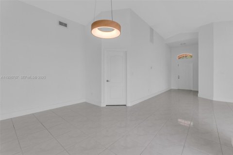 House in Doral, Florida 3 bedrooms, 182.83 sq.m. № 1985774 - photo 5