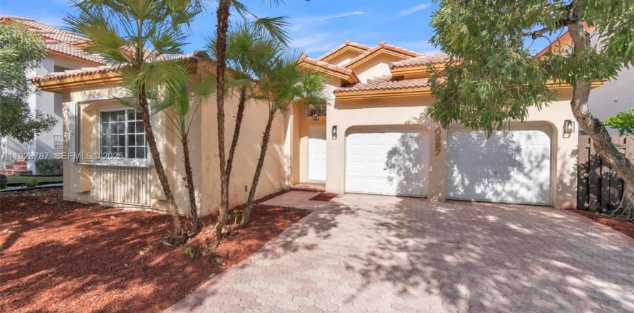 House in Doral, Florida 3 bedrooms, 182.83 sq.m. № 1985774