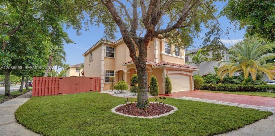 House in Miramar, Florida 4 bedrooms, 219.44 sq.m. № 2368487