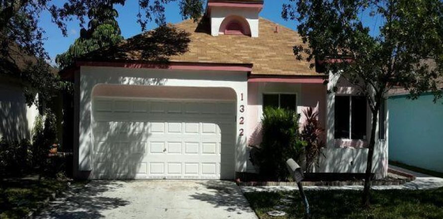 House in North Lauderdale, Florida 3 bedrooms, 136.57 sq.m. № 2378716