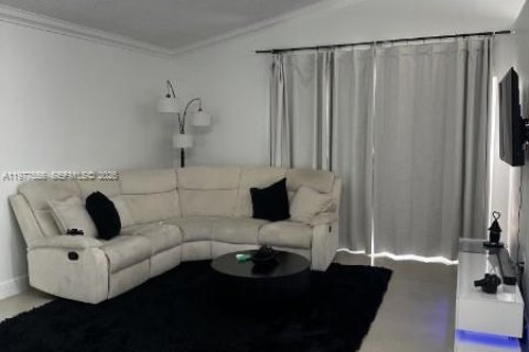 House in Miami, Florida 3 bedrooms, 130.25 sq.m. № 2041792 - photo 7