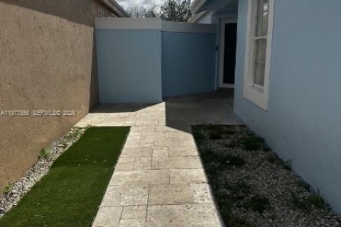 House in Miami, Florida 3 bedrooms, 130.25 sq.m. № 2041792 - photo 4