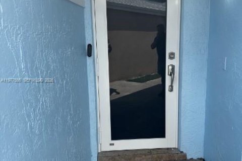 House in Miami, Florida 3 bedrooms, 130.25 sq.m. № 2041792 - photo 5