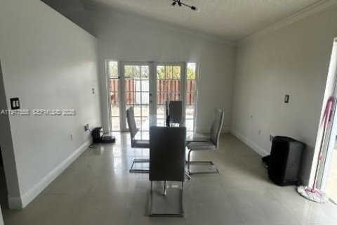 House in Miami, Florida 3 bedrooms, 130.25 sq.m. № 2041792 - photo 10