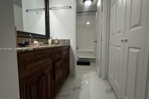 House in Miami, Florida 3 bedrooms, 130.25 sq.m. № 2041792 - photo 14