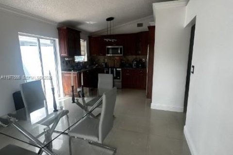 House in Miami, Florida 3 bedrooms, 130.25 sq.m. № 2041792 - photo 9