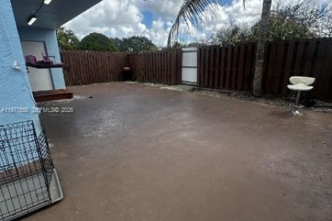 House in Miami, Florida 3 bedrooms, 130.25 sq.m. № 2041792 - photo 15