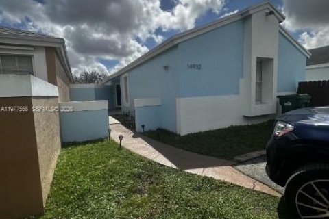 House in Miami, Florida 3 bedrooms, 130.25 sq.m. № 2041792 - photo 2