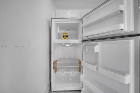 Apartamento en alquiler en Miami, Florida, 2 dormitorios, 93.83 m2 № 1920452 - foto 3