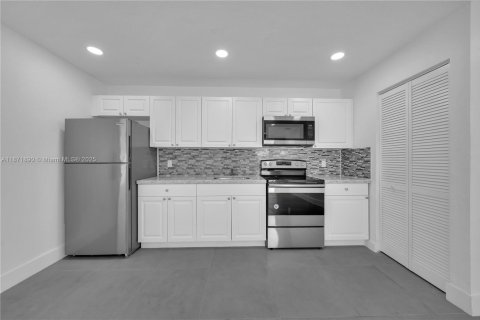 Apartamento en alquiler en Miami, Florida, 2 dormitorios, 93.83 m2 № 1920452 - foto 2