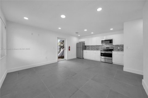 Apartamento en alquiler en Miami, Florida, 2 dormitorios, 93.83 m2 № 1920452 - foto 1