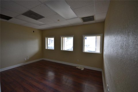 Immobilier commercial à louer à Orlando, Floride: 976.31 m2 № 1653354 - photo 2