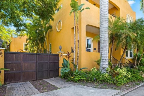 House in Sarasota, Florida 4 bedrooms, 271.18 sq.m. № 2099267