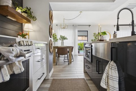 Touwnhouse à vendre à Miami, Floride: 3 chambres, 147.9 m2 № 2055916 - photo 17