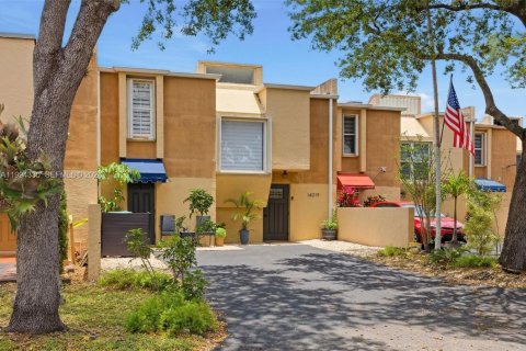 Touwnhouse à vendre à Miami, Floride: 3 chambres, 147.9 m2 № 2055916 - photo 2