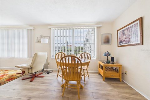 Condo in Clearwater, Florida, 2 bedrooms № 2216407 - photo 9