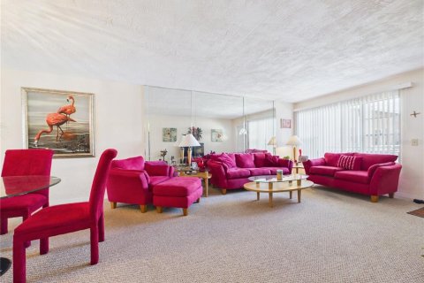 Condo in Clearwater, Florida, 2 bedrooms № 2216407 - photo 2