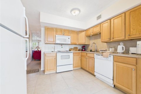 Condo in Clearwater, Florida, 2 bedrooms № 2216407 - photo 14