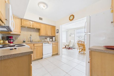 Condo in Clearwater, Florida, 2 bedrooms № 2216407 - photo 8